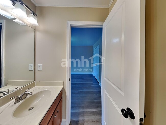 Building Photo - 333 Silver Top Dr SE