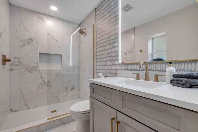 Building Photo - 2412 Surrey St