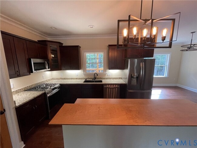 Building Photo - 2948 Pineview Dr