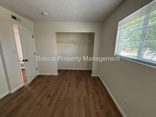 Building Photo - 1501 N Edmonds Dr
