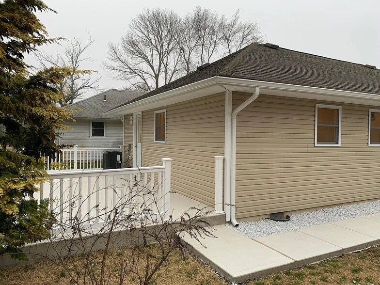 Building Photo - 2208 Mount Carmel Blvd