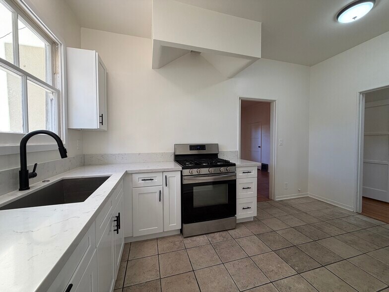 Building Photo - 1156 E Orange Grove Blvd