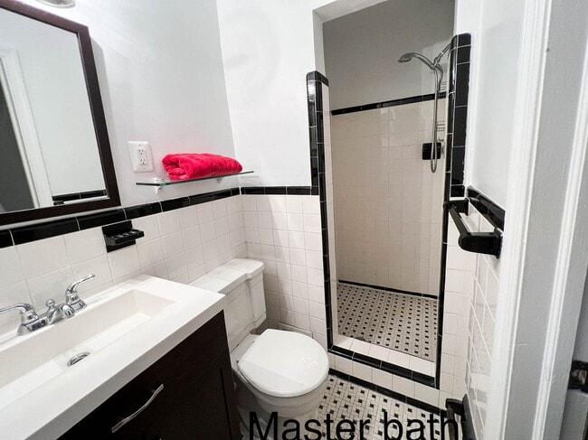 Building Photo - 50's Rambler with 5 BR & 3 BA in One of th...