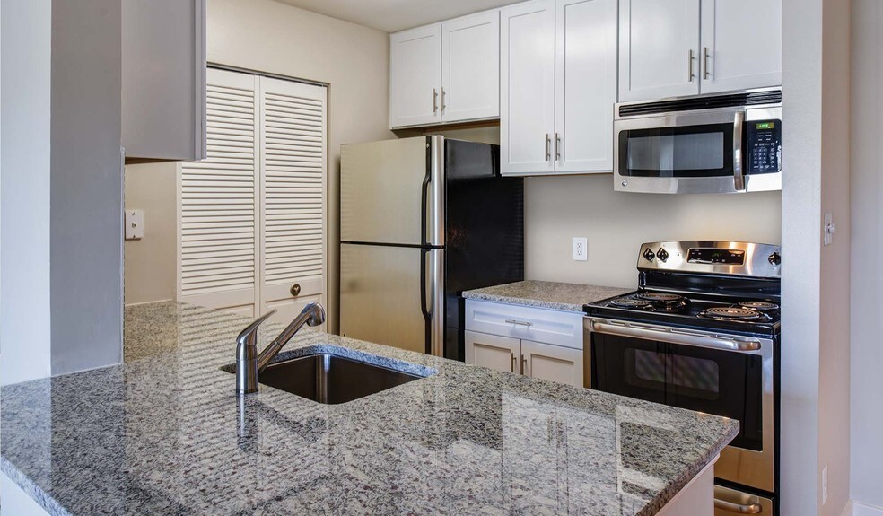 Renovated kitchens with premium finishes are available for upgrade. Ask the leasing team for more details. - Shenandoah Crossing
