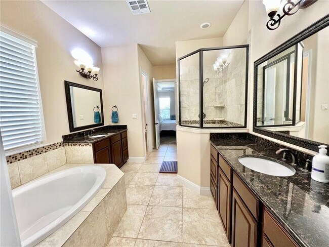 Building Photo - 422 Indianwood Dr