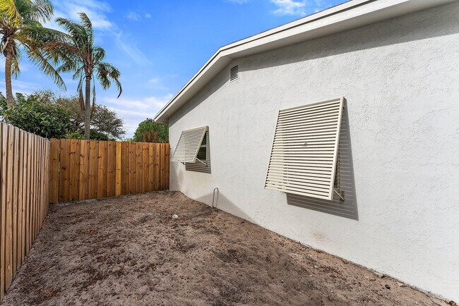 Building Photo - 513 E Whitney Dr
