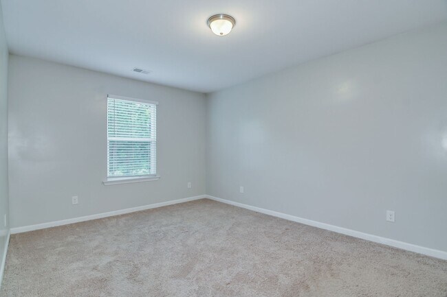 Building Photo - 3 Bedroom 2.5 Bath in Grovetown!