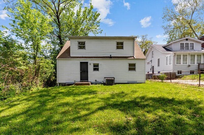 Building Photo - 8817 Blewett Ave