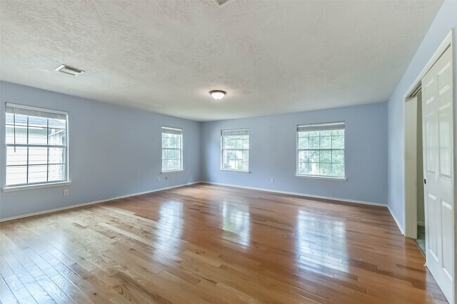 Building Photo - 8511 Cross Country Dr