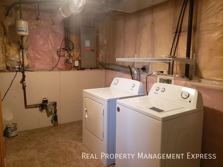 Building Photo - Lovely 4 Bed 2 Bath Home with a Huge Deck and Massive Fenced-in Yard