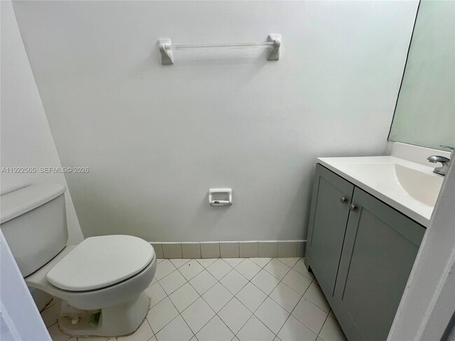 Building Photo - 1550 NE 33rd Ave