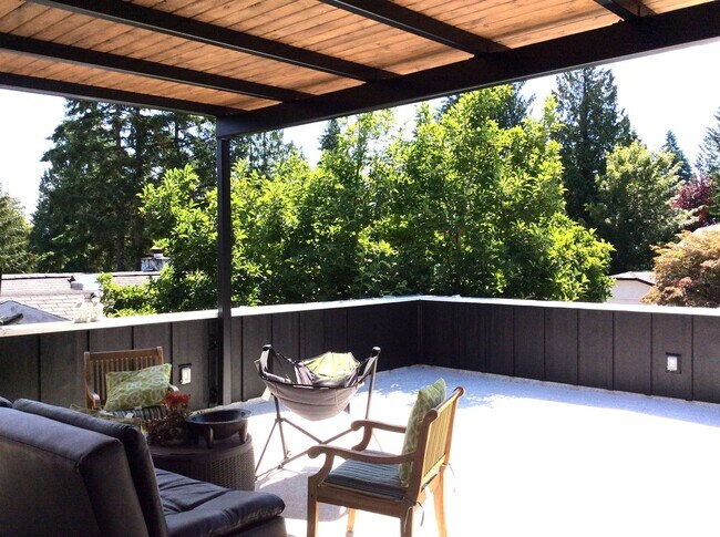 Building Photo - Fabulous 4 Bedroom/2 Bath Home! Upper Unit...
