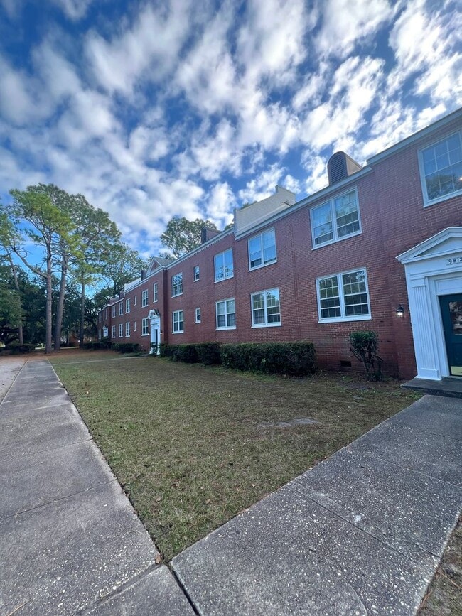 Building Photo - 2940 Oleander Dr