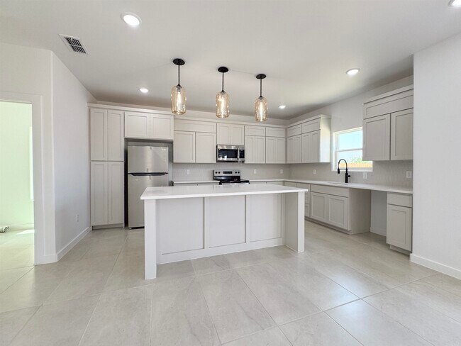 Building Photo - 530 Silvana Dr