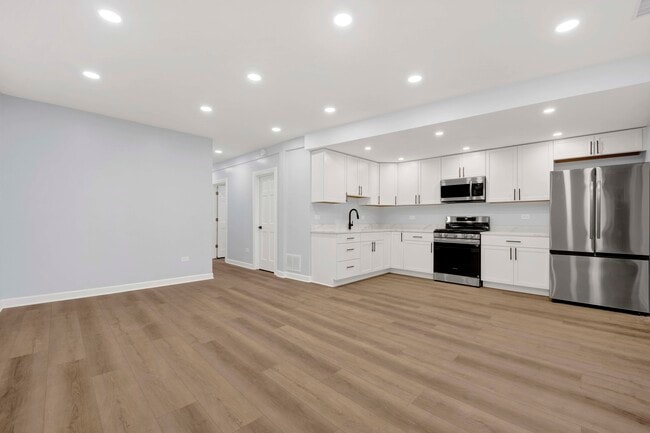 Building Photo - 2329 N Geneva Terrace