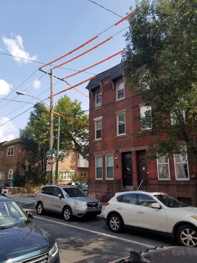 Building Photo - Beautiful 1bd with private backyard in gre...