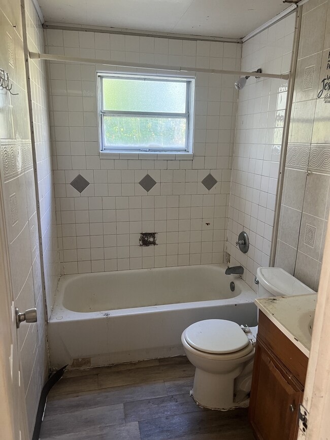 Building Photo - 505 W Hubbard Ave