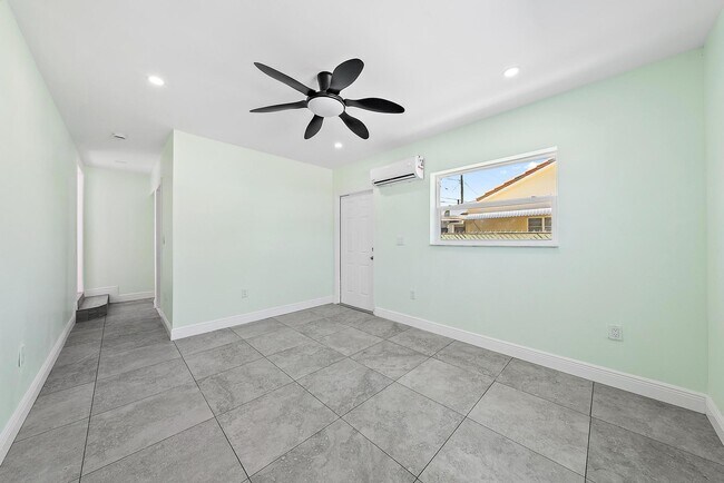 Building Photo - 135 E 28th St