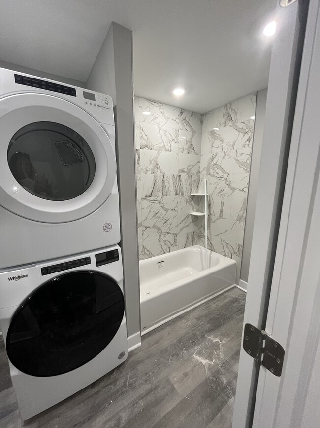 Building Photo - 805 W 5th St