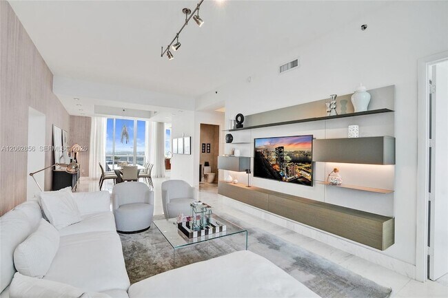 Building Photo - 16001 Collins Ave