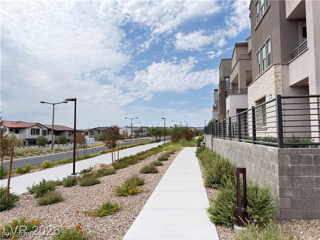 Building Photo - 1741 N Desert Foothills Dr