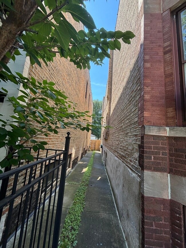 Building Photo - 3928 N Albany Ave