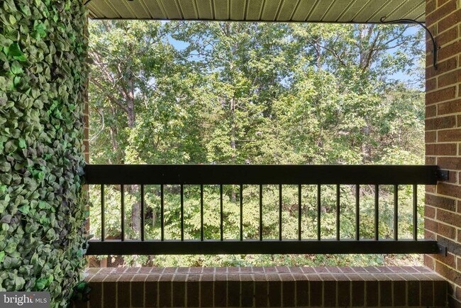 Building Photo - 23240 Rosewood Ct
