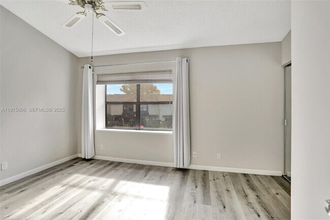 Building Photo - 4615 Carambola Cir S