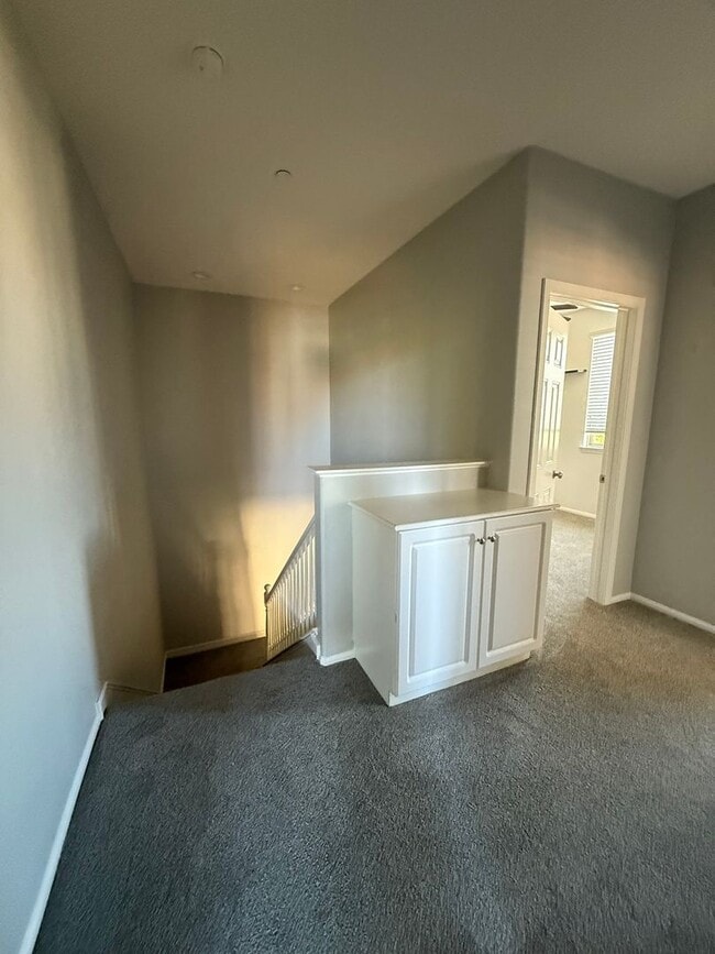 Building Photo - 3 bed, 2 1/2 bath townhome in Moorpark