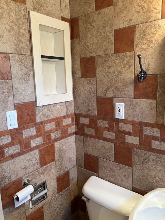 Building Photo - NEWLY REMODELED 1 BED 1 BATH