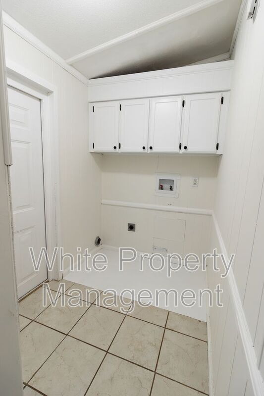 Building Photo - 1172 Southwood Dr