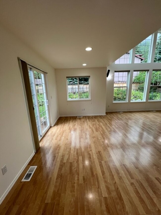 Building Photo - Beautiful 4 Bedroom Eagle River Home!