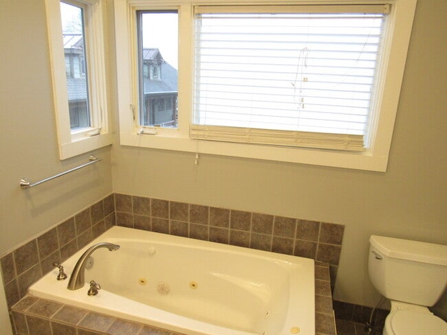 Building Photo - Germantown unit with attached 1 car garage!