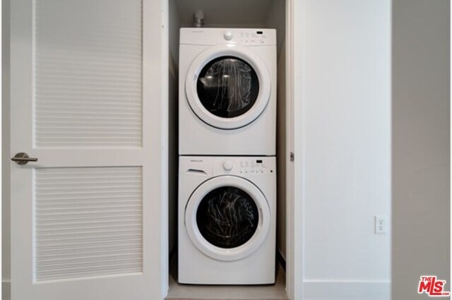 Building Photo - 1439 N Poinsettia Pl