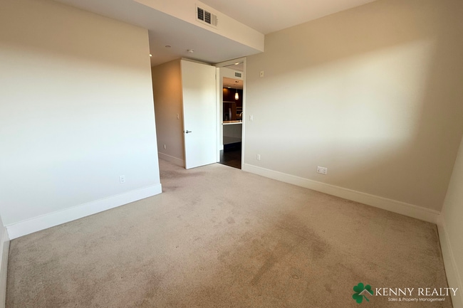 Building Photo - Spacious 2 Bedroom Condo in Prime Burlinga...