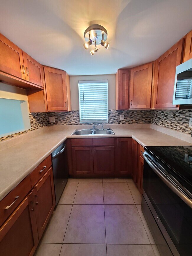 Building Photo - 3201 Bayview Dr