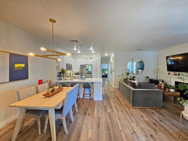 Building Photo - Beautiful Upgraded 2 Bedroom 2 Bathroom Townhouse in Gated Community – Santa Clarita