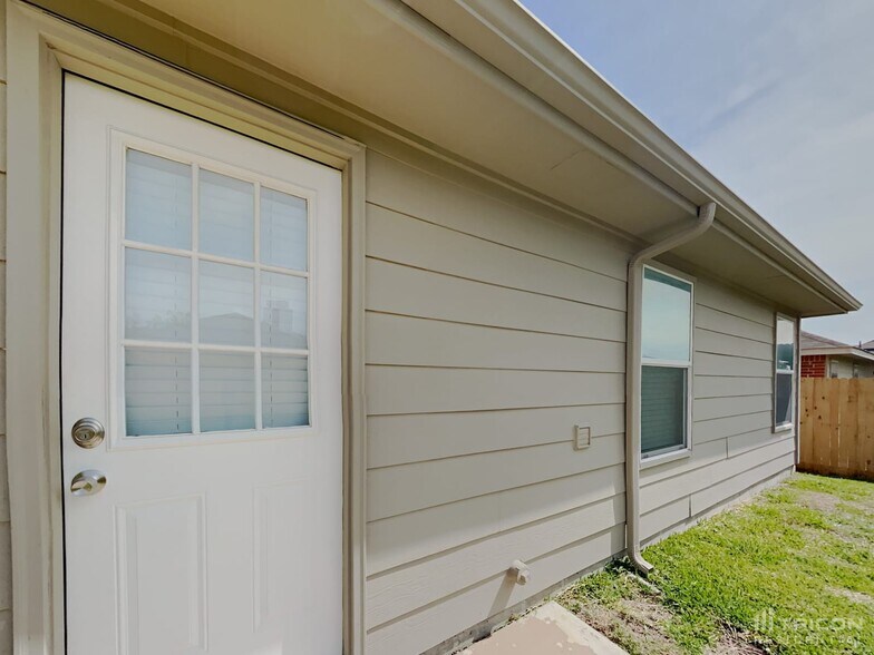 Building Photo - 429 Sandy Creek Dr