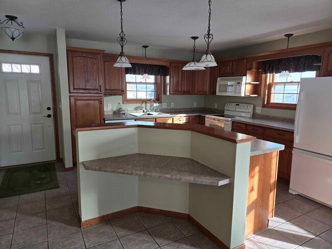 Building Photo - 208/210 E 13th Ave