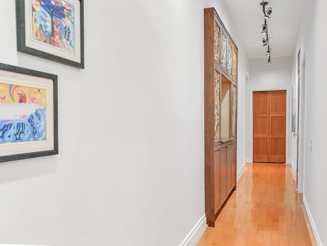 Building Photo - Fully Furnished Newly Remodeled Condo Downtown