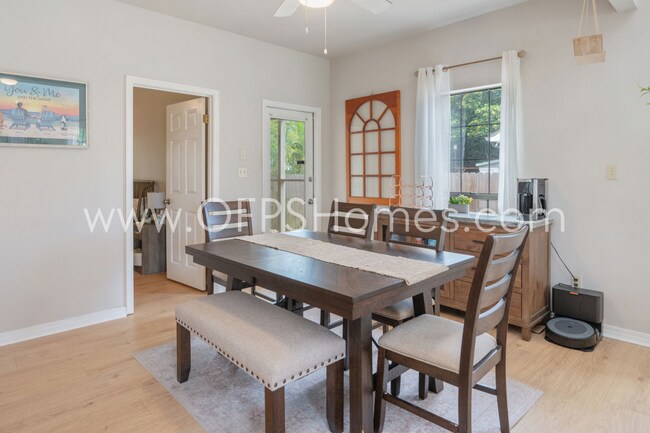 Building Photo - 3/2 in Destin!! AVAILABLE JULY 1