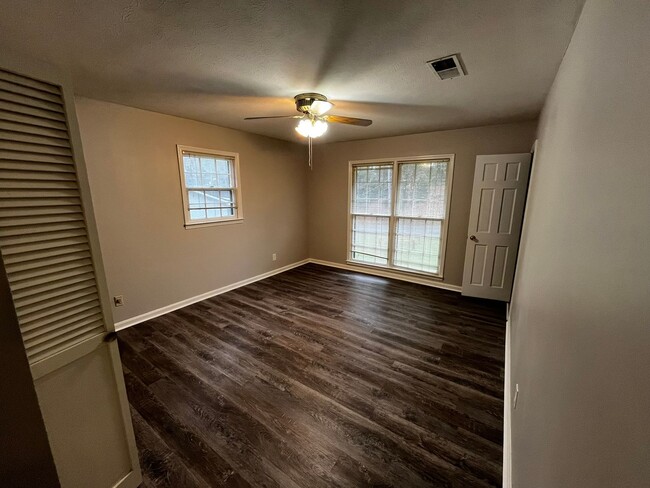 Building Photo - Welcome to this spacious 3-bedroom, 2-bath...