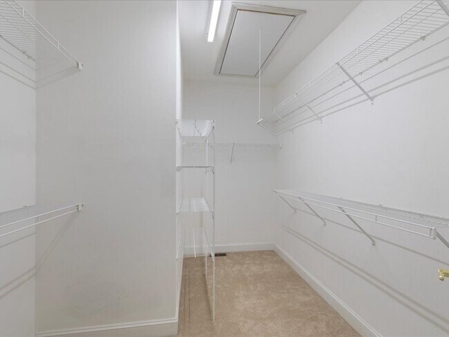 Building Photo - 32 Silver Brook Ln