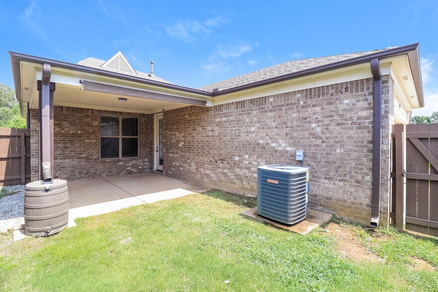 Building Photo - 2007 S Bend Dr