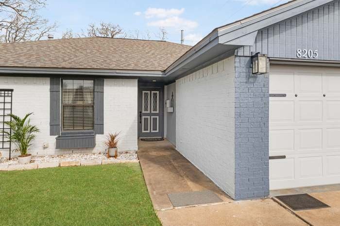 Building Photo - 8205 Raintree Dr