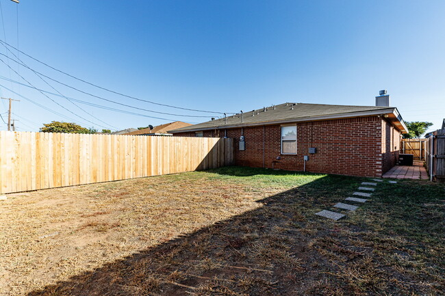 Building Photo - Super Cute Duplex in South Lubbock