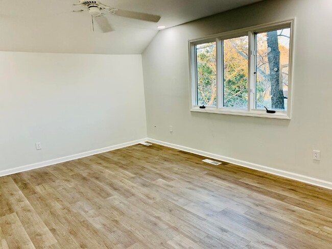 Building Photo - 1/2 off 1st months Rent move in special!!!...