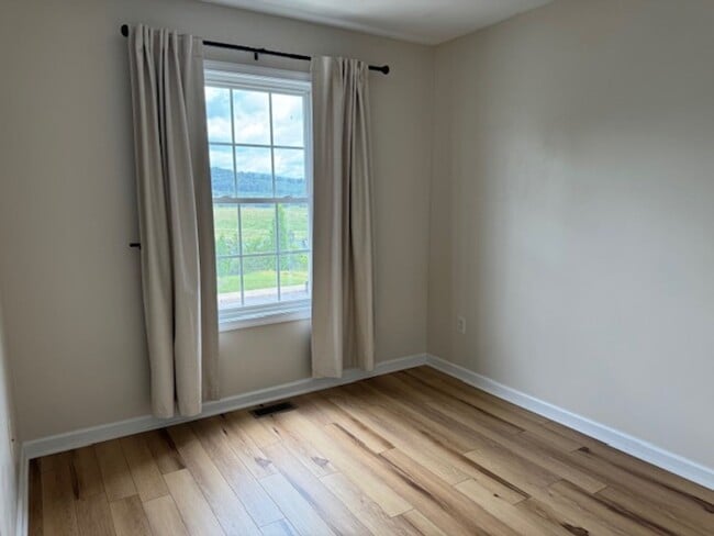 Building Photo - Renovated Townhouse in The Pinnacle Subdivision