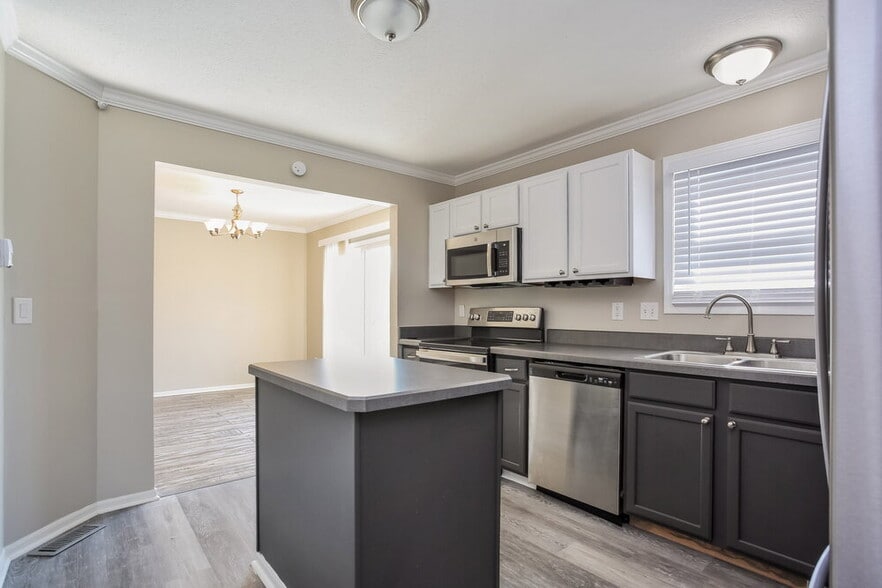 Building Photo - 5525 Boucher Dr
