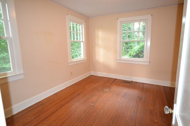 Building Photo - 547 Lockhart Rd